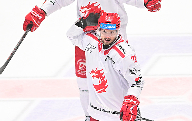 Provokativní gesto. Hudáček v Pardubicích naštval diváky a hlásil: Tohle si člověk užije