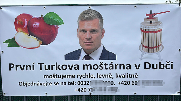 Moštujeme rychle a levně. Na Turkově černé stavbě se objevila plachta recesistů