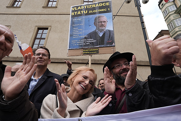 SPD a Stačilo! jsou u Hradu. Předvedeme, co dezoláti dokážou, napsal Sterzik