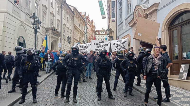 ON-LINE: Bojí se nás, tvrdila z pódia Konečná. Odpůrci skandovali hesla o rasistech