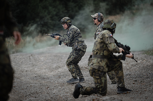 Kryju tě, hlásí mi. Přebíjím zbraň a v uších buší krev. Jak vypadá drsný armádní výcvik