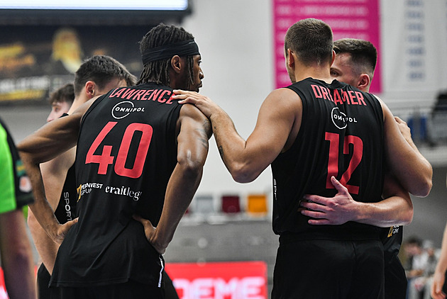 Nymburk porazil Slavii o třicet bodů. Děčín těsně zdolal USK, slaví také Pardubice