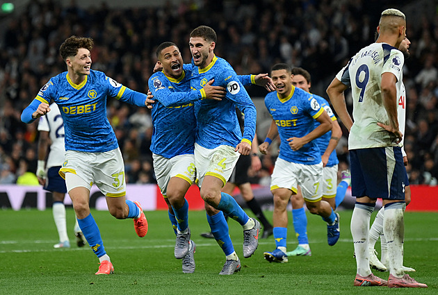 Wolves s Krejčím byl kousek od skalpu Tottenhamu, Liverpool poprvé prohrál