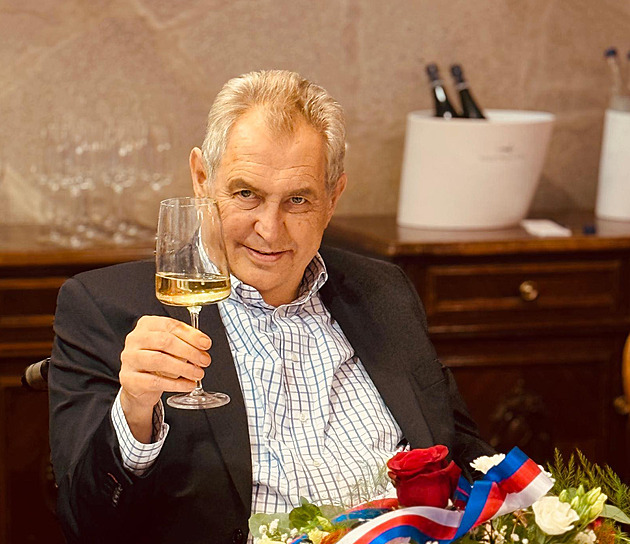 Zeman slavil narozeniny, dostal knihu o Hitlerovi. Jako dar si přeje výměnu vlády