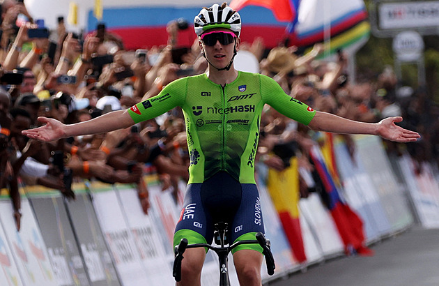 Rázná reakce. Pogačar v krutém závodě jasně obhájil zlato, Evenepoel se vztekal