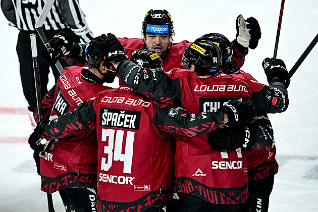 ONLINE: Kometa hostí Pardubice, Sparta vede nad Libercem. Vary srovnaly v Plzni