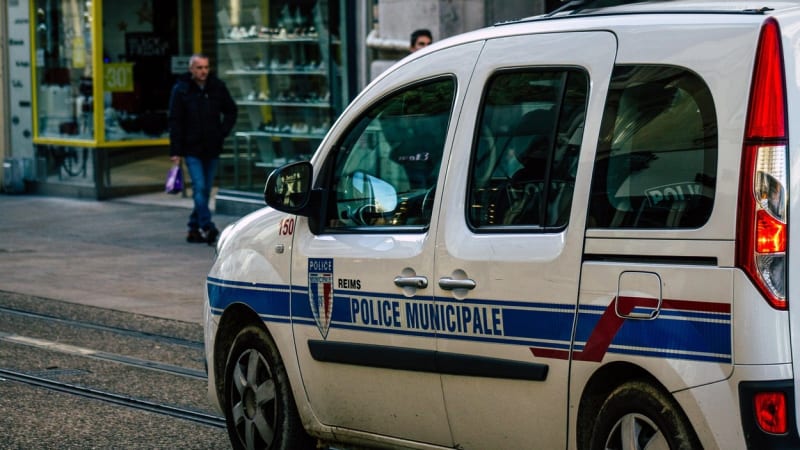 Pobodal učitelku, pak se sám zranil. Zemřel 14letý student, který útočil ve francouzské škole