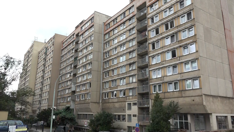 Nedopalky, odpadky i výkaly u bytu. Obyvatele domu v Ústí nad Labem trápí dealeři a narkomani