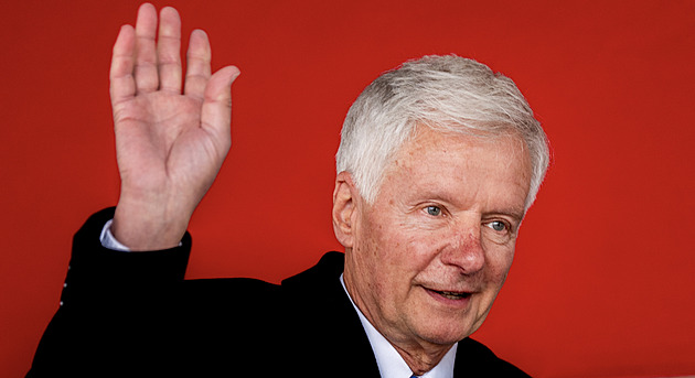 Sládek na besedě se Zemanem kritizoval Stačilo! Zasáhnout musela ochranka