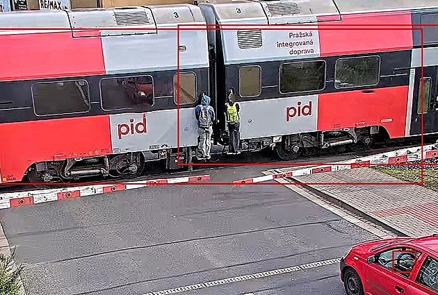 Chlapci riskovali život. Kilometry se vezli se na stupačkách vlaku