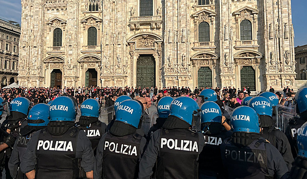 Zabavené choreo, pak strkanice. Slávističtí fanoušci se v centru Milána střetli s policií