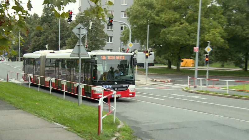 Krvavý útok nožem v pražském autobusu: Policisté už znají motiv, chybí jim klíčová svědkyně