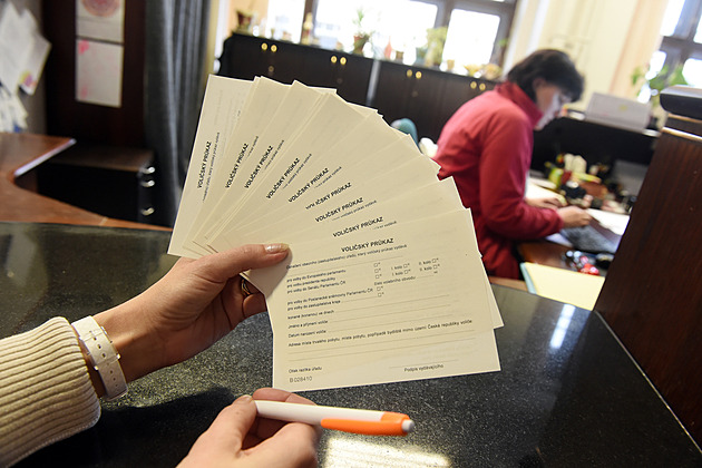 Voličský průkaz 2025: zájemci o hlasování jinde než v místě bydliště mají poslední minuty