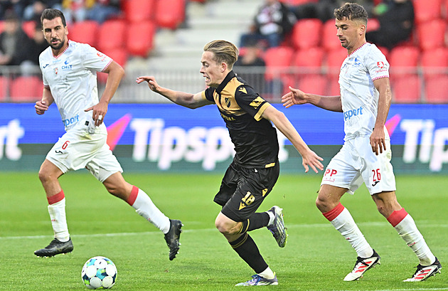 Pardubice - Baník 0:1, domácí hráli dlouho v deseti, rozhodl Almási