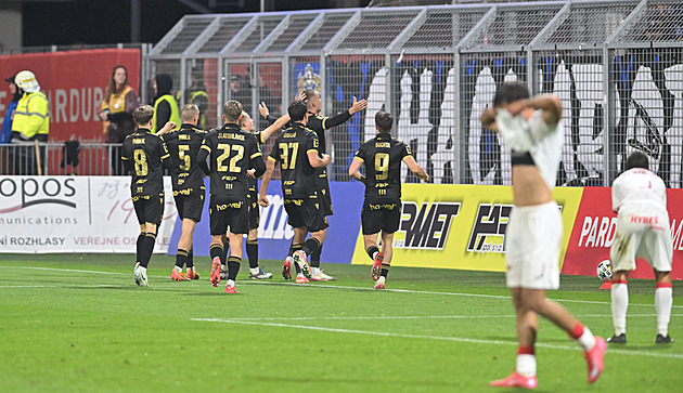 Pardubice - Baník 0:1, domácí hráli dlouho v deseti, rozhodl Almási
