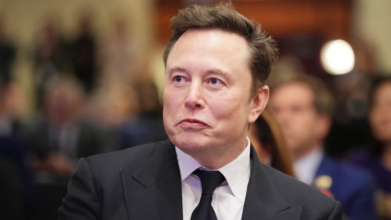 Elon Musk je nejbohatším člověkem v historii. Je první s majetkem přes 500 miliard dolarů.