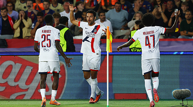 PSG srazilo Barcelonu gólem v závěru, Kovář vychytal bod proti Leverkusenu