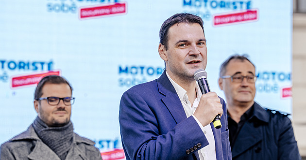Hlas pro Fialu je hlasem pro komunisty, pustil se do premiéra motorista Macinka
