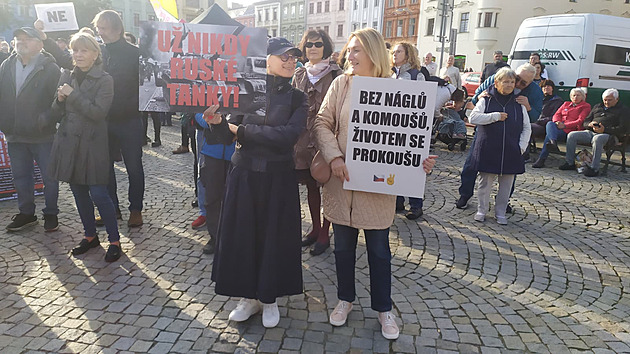 ŽIVĚ: Babiš podává ruku komunistům, prohlásila na happeningu proti komunismu Němcová