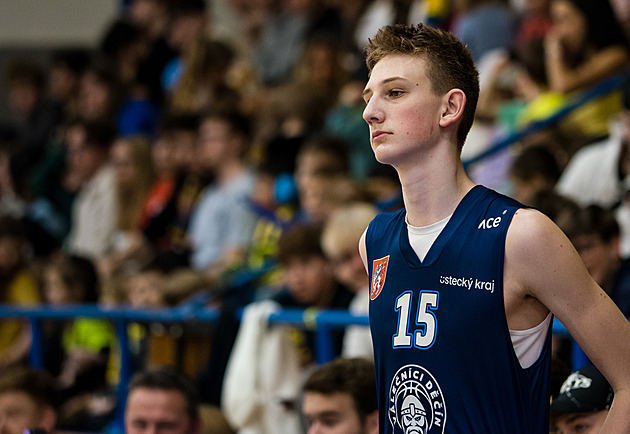 Třetí nejmladší v historii, debut v tátově patnáctce. Houška si splnil sen