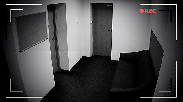 V paneláku se krade a ve výtahu močí. Kam a na koho máme namířit kamery?