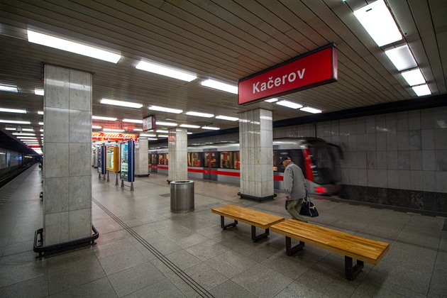 Metro C mezi Kačerovem a Háji stojí, souprava srazila člověka