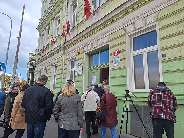 Volby ONLINE: Odvolil exprezident Zeman, Babiš čekal ve frontě