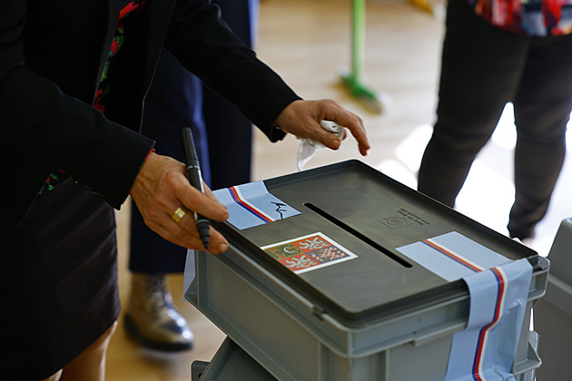 Šéfka komise si bez souhlasu vyfotila voliče, prý ho zná. Muž zavolal strážníky