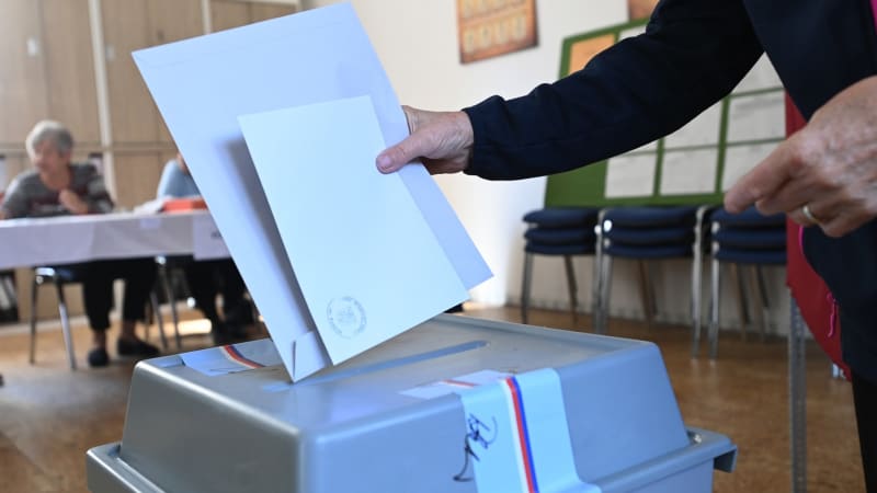 ON-LINE: V Česku se opět otevřely volební místnosti. Lidé rozhodují o nových poslancích