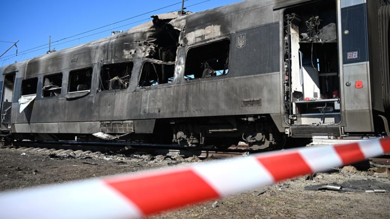 Rusové zaútočili na ukrajinský osobní vlak, usmrtili několik lidí. Úřady zjišťují rozsah škod