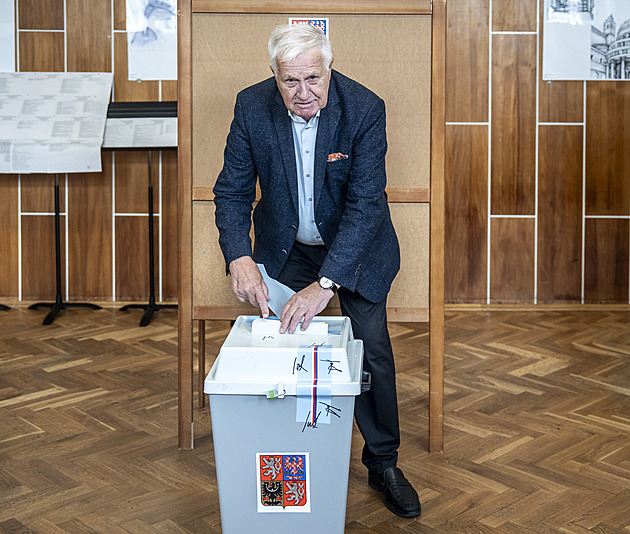 Volby ONLINE: Místnosti se uzavřely a hlasování skončilo, začne sčítání