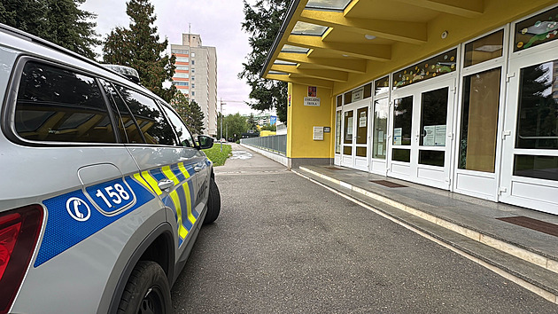 Tragédie u voleb: Muž ve škole odhlasoval, a pak z pátého patra vyskočil z okna