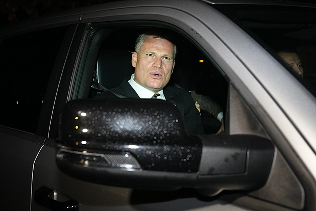 Povolební jednání se rozjela. U Babiše doma se střídají Motoristé s Okamurou