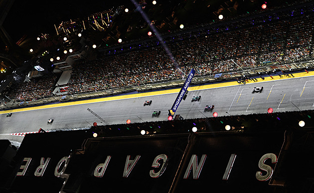 Nudný závod F1 v Singapuru vyhrál Russell, McLaren získal další Pohár konstruktérů