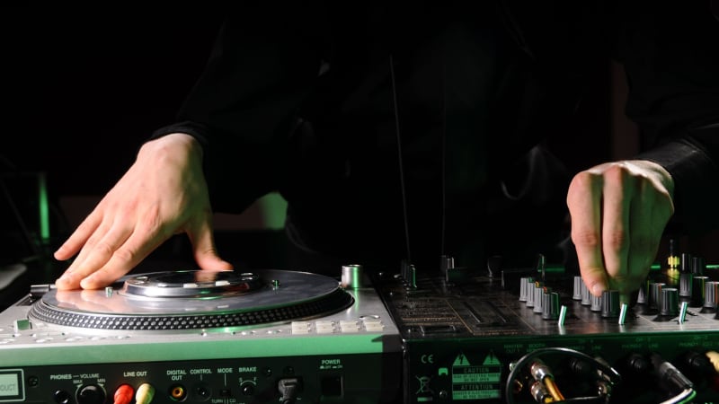 Zemřel DJ Tráva. V Česku platil za průkopníka elektronické a taneční hudby