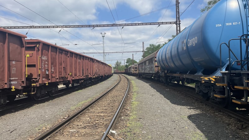 Vysoce hořlavý propylen uniká z cisterny u břeclavského nádraží. Na místě zasahují hasiči