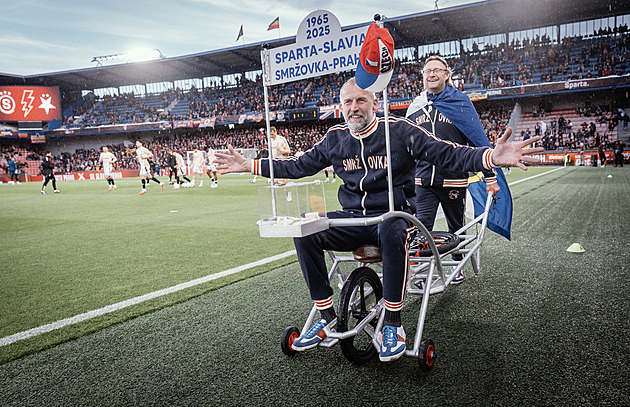 Trakařem až na derby. Výprava nadšenců ze Smržovky zdárně dorazila na Letnou