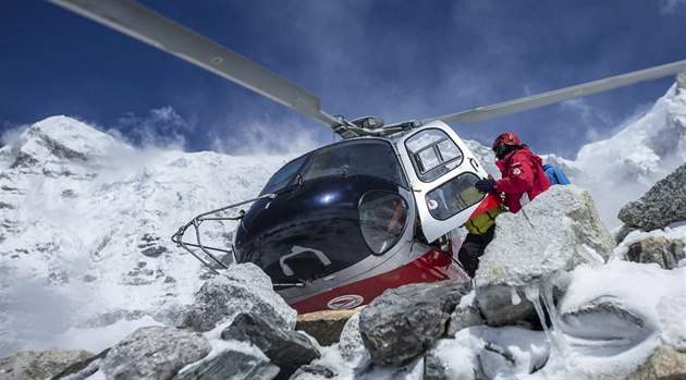Nečekaná sněhová bouře uvěznila v táborech Mount Everestu tisíc horolezců