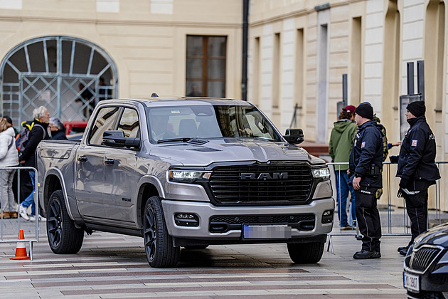 Macinka dorazil na Hrad v náklaďáku. Pick-up dodge je dlouhý téměř 6 metrů