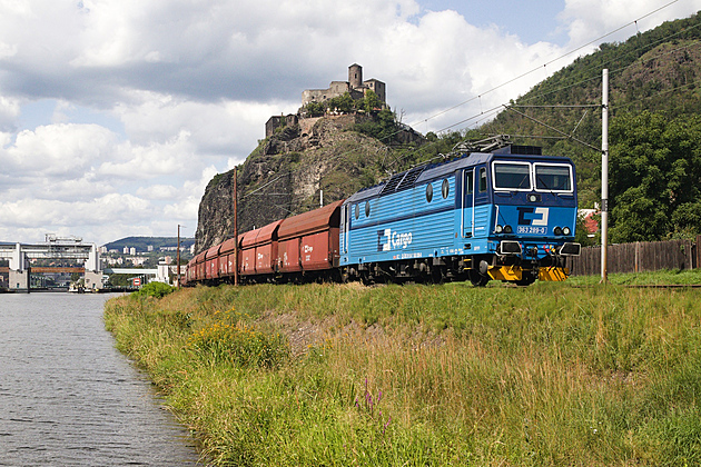 Železniční výsypné vozy Falls a další, které slouží k dopravě uhlí