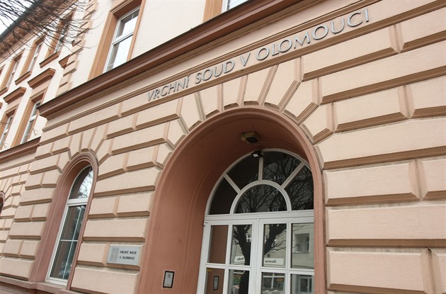 Mladistvá dívka tajně porodila, dítě udusila a vyhodila. Dostala za to 2,5 roku