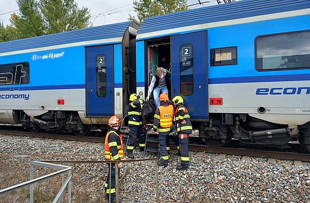 Vlak na Břeclavsku srazil a usmrtil člověka, mezinárodní trať do Rakouska stojí