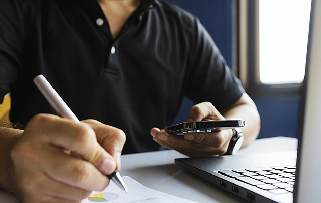 Grafici a textaři v Česku už kvůli AI přišli o zakázky, zvažují rekvalifikaci