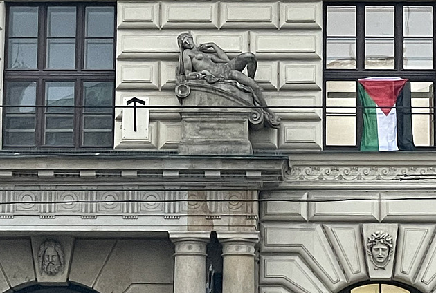 Studenti AVU vyvěsili palestinské vlajky. Není to oficiální postoj školy, říká rektor