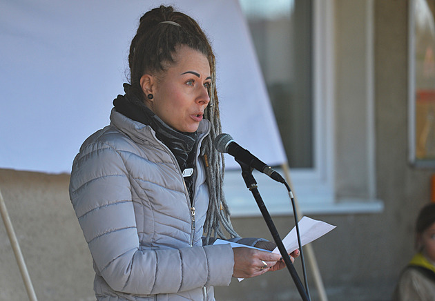 Češka z flotily pro Gazu je zpátky v Praze. Přivítali ji propalestinští aktivisté