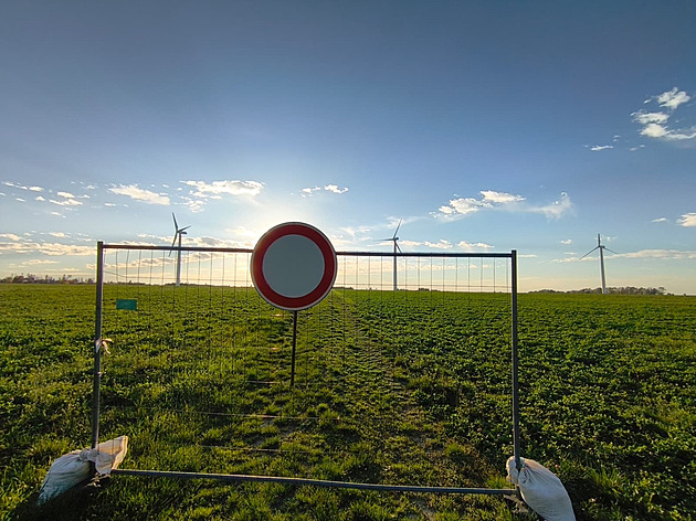 Větrníky u Svitav stojí. Milionová oprava a krach výrobce komplikují zprovoznění