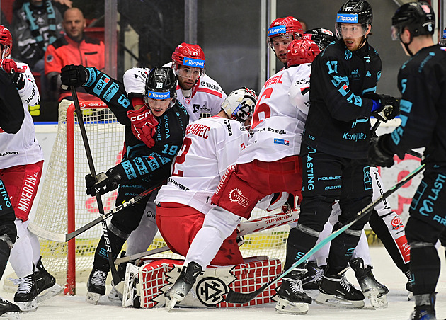 ONLINE: Třinec ve Varech vede, Pardubice díky přesilovkám otáčí na Spartě