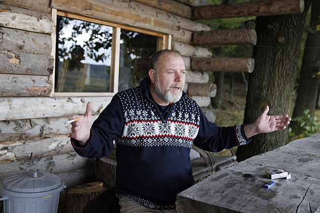 Přináší zážitky, hájí miliardář sruby v radějovské oboře. Úřady je chtějí zbořit