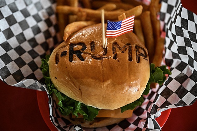 Zavedl Trump Burger. Není mu to ale nic platné, z USA ho stejně vyhošťují