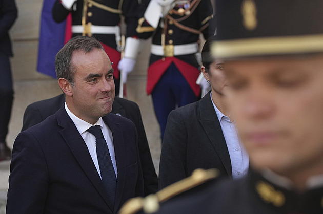 Macron trvá na svém. Znovu jmenoval premiérem toho, který podal demisi